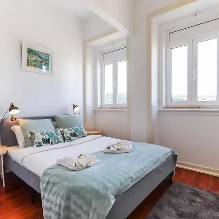 Portucale ! Stylish Campo Ourique Apartment *