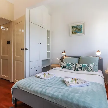 Portucale ! Stylish Campo Ourique Apartment Lisbon