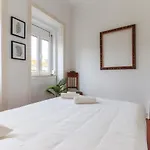 Portucale ! Stylish Campo Ourique Apartment Lisbon